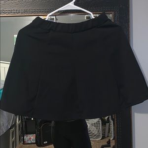 An elastics band black skirt.